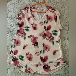 Latched Mama Printed V-Neck Boyfriend Nursing Tee - Large - floral